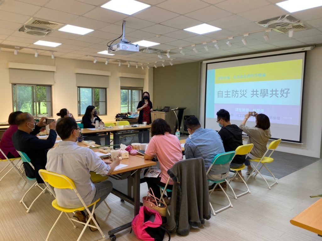 110-2學期 教師社群期中會議封面